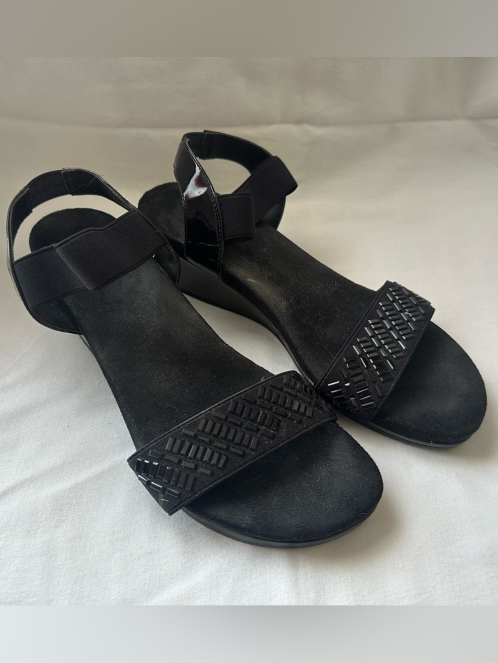 Women’s Black Elastic Strap Sandals, beaded toe strap. Size 9